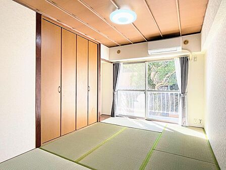収納も多くコンパクトにまとめられたお部屋ですので気軽にのんびりと生活しやすい空間となっております。