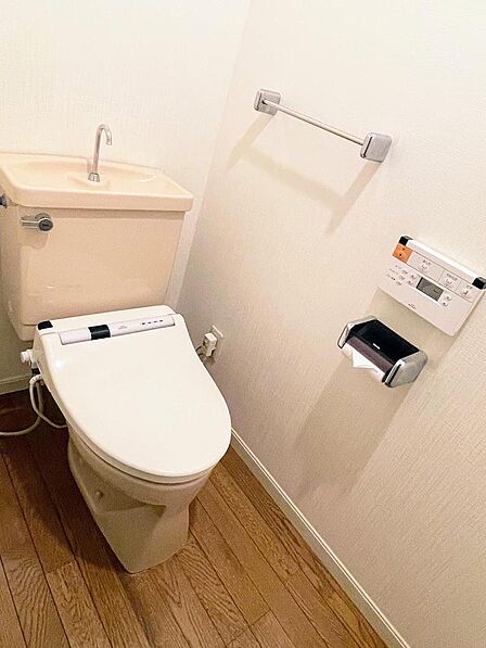 清潔感のある水まわりで、使い勝手の良い手洗い一体型の設備は、嬉しいポイント。細部まで整った住まいは、毎日を心地よく支えてくれます。