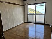 玄関入って左側の洋室