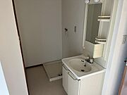 玄関入って左側の洗面脱衣所
