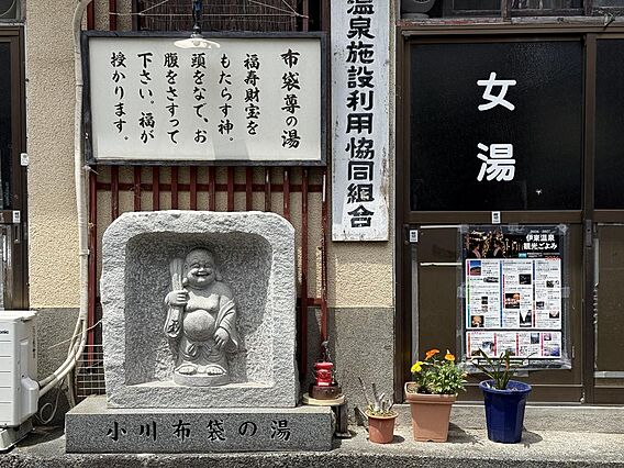 近くには地元の...