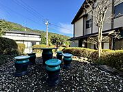 敷地内にテラス席や果樹があり。