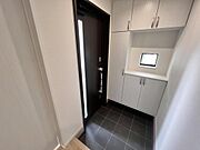 【モデルハウス】玄関に収納付き♪お子様だっこしたままでも開けられるスマートキー♪