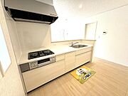 対面キッチンがあることで、料理をしながら会話を楽しむことができます♪