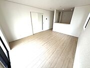 ダイニングテーブル、ソファーセットを置いても十分ゆったりくつろげる広さです♪