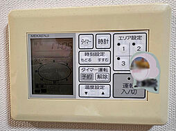 リビングは電気式の床暖房付きですので、寒い冬も足元から暖まります。