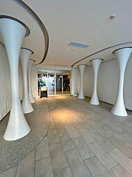 住まう方、訪れる方を上品に迎えるエントランス