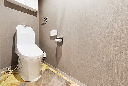 ウォシュレット付きの清潔感のあるトイレです。