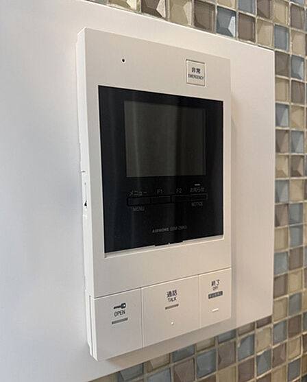 来訪者を住戸内のモニターで確認してからドアを解錠することが出来るオートロックシステムを採用しています