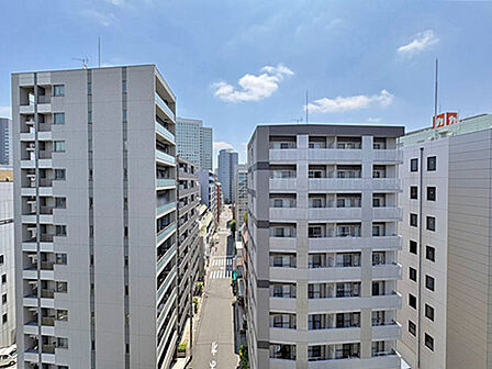 目の前の建物と距離があるため、圧迫感もなく、視線も気になりません
