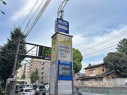 バス停が近く、駅や主要エリアへのアクセスにも便利な立地です。