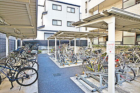 駐輪場は屋根付きなので雨に濡れにくく快適です。