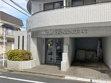 エントランス。内側のプライバシーに対して十分に配慮されたエントランスです。