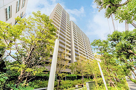 2017年1月築。緑あふれる広大な敷地に佇む総戸数452戸の大規模マンションです。