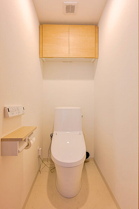 トイレ上部に戸棚があり、スッキリ収納ができます。室内リフォーム済:トイレ新規交換。