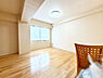 その他：北側洋室。約8.6帖の明るい広々とした主寝室は、ご家族でゆっくりお休みになれますね。