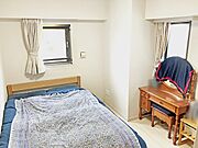 ベッドを置いてもゆとりのある、落ち着いた雰囲気の主寝室。