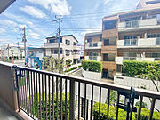 前面に建物との距離があり、バルコニーからは開放的な眺めが広がります