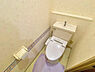 トイレ：手洗い器付きで使い勝手の良いトイレスペース。清潔感のある空間に仕上がっています。