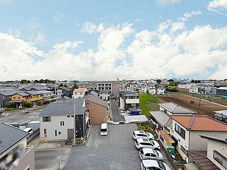 東側眺望　バルコニーからは周辺に高い建物が少なく、空が広く感じられる開放的な眺望。