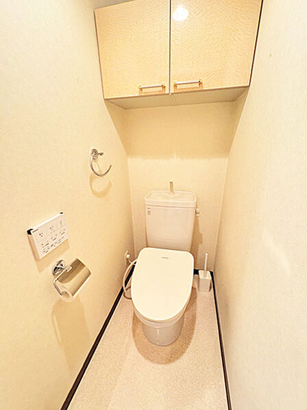 上部には収納棚が設けられており、トイレットペーパーや日用品をすっきりと収納できます。