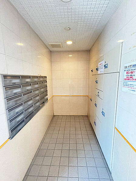 不在時でも荷物の受け取りが可能な宅配ボックスも完備されており、日中ご不在の多い方でも安心