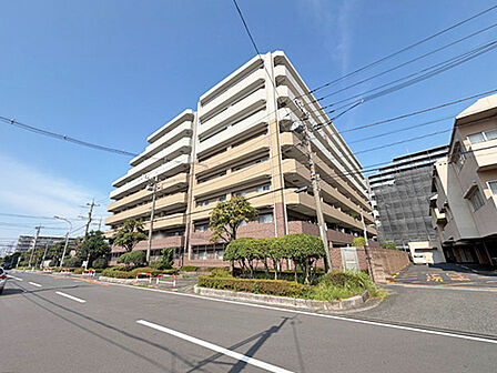 落ち着いた住環境と利便性を兼ね備えたマンションです。