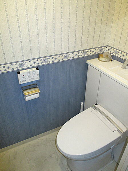 温水洗浄便座付きトイレ。清潔感があり、レトロ感あるおしゃれなトイレです。
