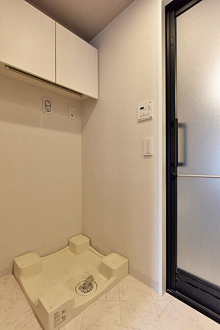 洗濯機上部に収納がある為、洗濯用洗剤など生活感の出やすい水回り用品をすっきり収納できます。
