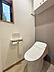 トイレ：清潔感のある明るいトイレ空間。