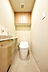 トイレ：トイレ内にお手洗いがあり便利で衛生的です。吊戸棚もあり収納豊富です！