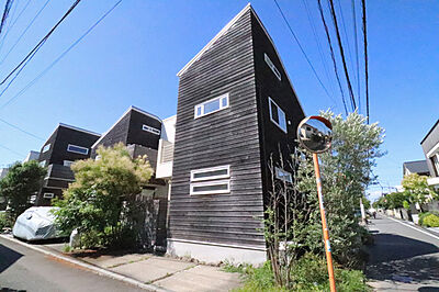 外観:板張り(道南杉) + モルタル下地ジョリパット仕上げの外壁。湘南エリアに溶け込む瀟洒な佇まい。 外観:板張り(道南杉) + モルタル下地ジョリパット仕上げの外壁。湘南エリアに溶け込む瀟洒な佇まい。