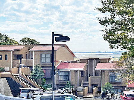 マンション敷地内からは根岸湾を望みます
