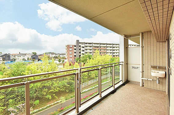 南東向きのバル...