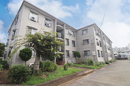 3階建の低層マンション　南東向きにつき陽当たりの良い立地です