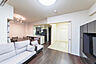 リビング/ダイニング：リビング横には和室もあり、ご家族がゆったりと寛げる空間です
