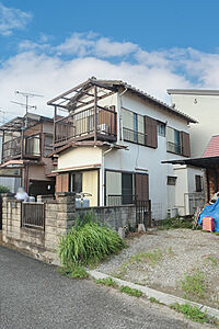 外観：現地にはオーナー様居住中の建物が建っています。