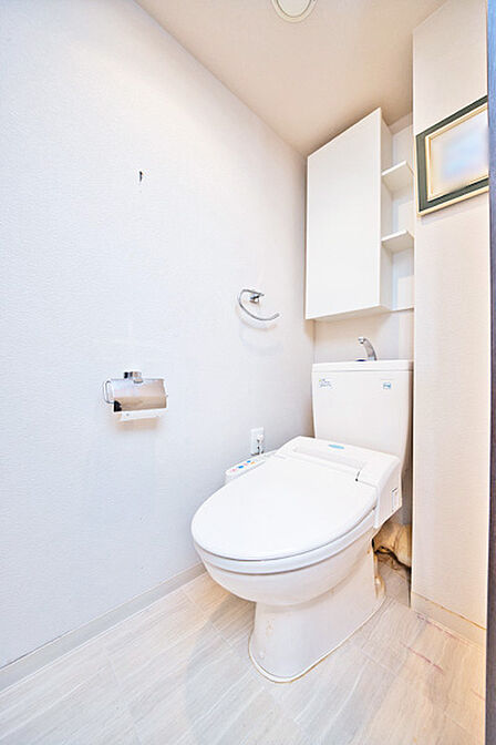 温水洗浄便座付き。トイレには欠かせない快適性・清潔感です。
