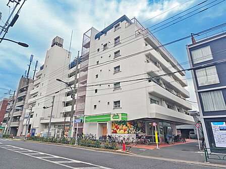 1階にスーパーがあり、毎日のお買い物に便利。