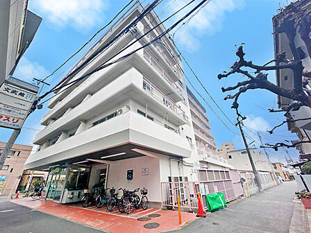 中央線「阿佐ヶ谷」駅まで徒歩11分。都心へのアクセスの良さや生活利便性の高さを感じられる立地。