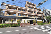 ベージュを基調とした落ち着いた外観。高低差を活かした優美なデザインです。