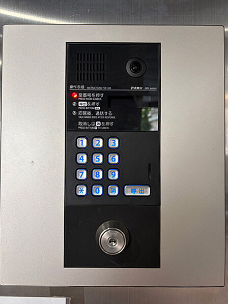 オートロック付きで安心のセキュリティ、防犯面に配慮されたエントランス