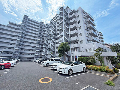 外観：総戸数168戸のビッグコミュニティ。存在感のある外観が印象的なマンションです