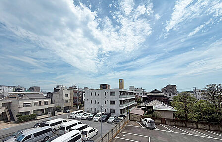 前面に高い建物が少なく、空を広く感じられる開放的な眺望。気持ちの良い住環境が魅力です