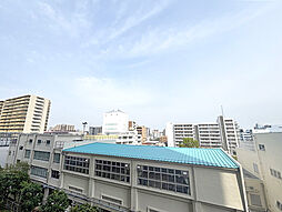 元加賀小学校が目の前のため遠くまで視界が抜けていて、大きな空が広がります