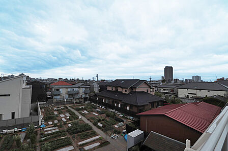 ルーフバルコニーからの眺望。周辺は低層住宅が立ち並ぶ第一種低層住居専用地域となり眺望良好です。