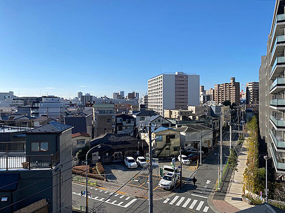 前棟が道路を挟...