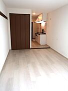 バルコニー側から見た室内