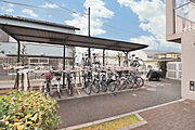 屋根付きラック式の自転車置場。
