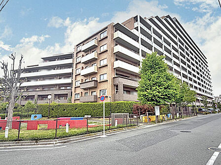 2つの公園がマンションに隣接。小さいお子様がいるご家庭にお薦めです。